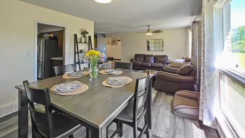 Dining - 6089 N Seymour, Flushing, MI 48433 photo 1 of 2