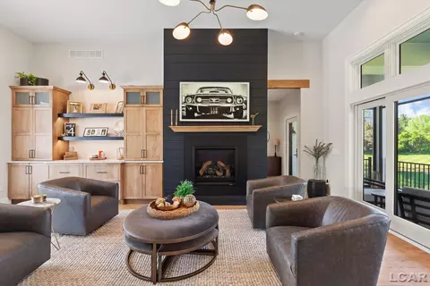 Living - 575 Budlong, Adrian, MI 49221 photo 6 of 8