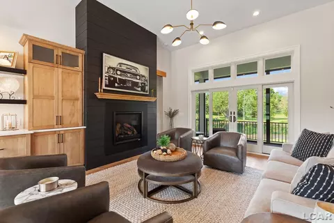 Living - 575 Budlong, Adrian, MI 49221 photo 5 of 8