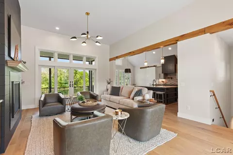 Living - 575 Budlong, Adrian, MI 49221 photo 3 of 8