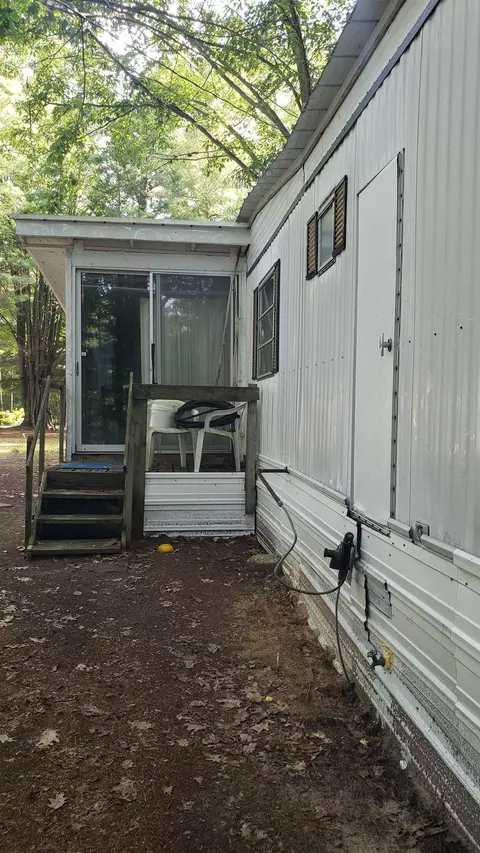 Exterior - 404 Lockwood, Gladwin, MI 48624 photo 4 of 5