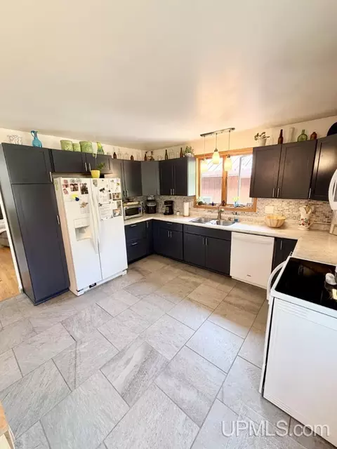 Kitchen - 78 Co Rd Gy, Ishpeming, MI 49849 photo 3 of 4