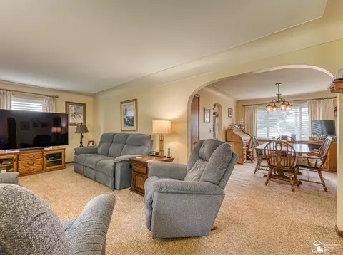 Living - 831 Wolverine, Monroe, MI 48161 photo 2 of 6