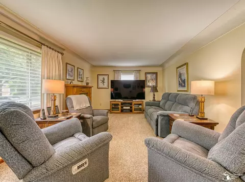 Living - 831 Wolverine, Monroe, MI 48161 photo 1 of 6