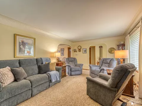 Living - 831 Wolverine, Monroe, MI 48161 photo 4 of 6