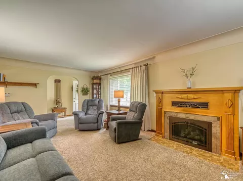 Living - 831 Wolverine, Monroe, MI 48161 photo 3 of 6