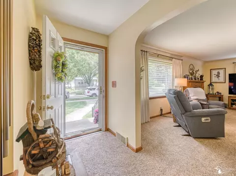 Entry Way - 831 Wolverine, Monroe, MI 48161 photo 3 of 6