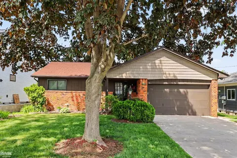 142 Channelsyde Dr, Algonac, MI 48001