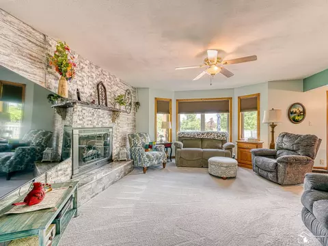 Living - 2223 Fix, Monroe, MI 48162 photo 4 of 8