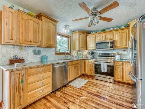 Kitchen - 2223 Fix, Monroe, MI 48162 photo 3 of 6