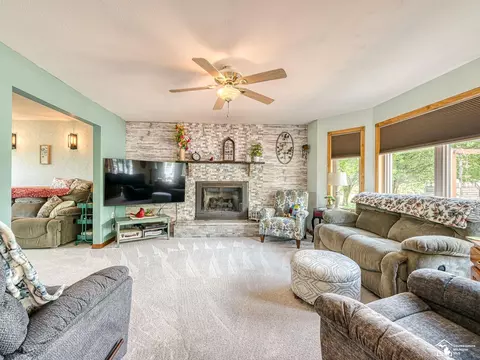 Living - 2223 Fix, Monroe, MI 48162 photo 3 of 8