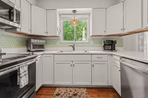 Kitchen - 1447 Cedarwood, Flushing, MI 48433 photo 2 of 3