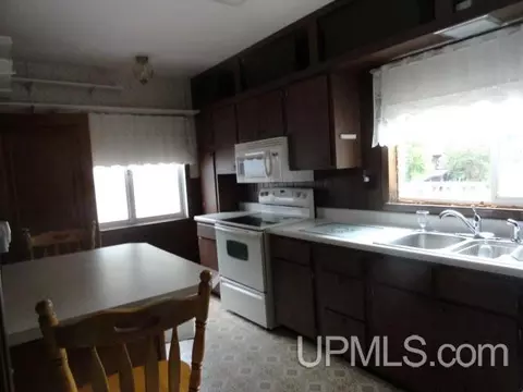 Kitchen - 130 E Onota, Munising, MI 49862 photo 1 of 2