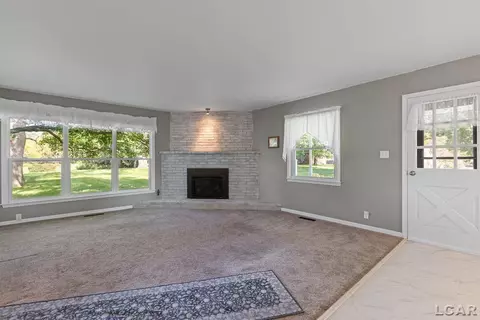Living - 807 Conklin, Tecumseh, MI 49286 photo 2 of 7