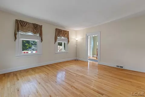 Living - 807 Conklin, Tecumseh, MI 49286 photo 5 of 7