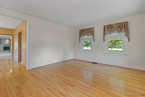 Living - 807 Conklin, Tecumseh, MI 49286 photo 6 of 7