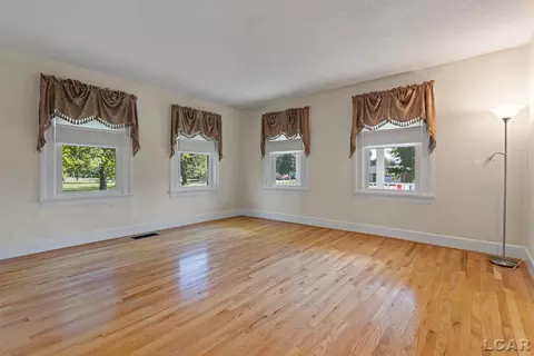Living - 807 Conklin, Tecumseh, MI 49286 photo 4 of 7