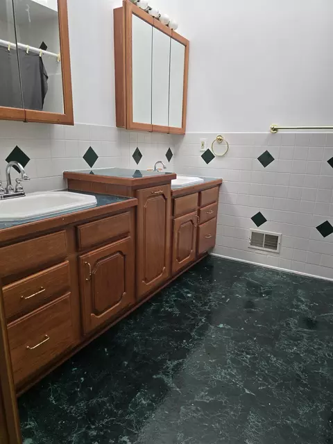 Bath - 5691 Ormes, Vassar, MI 48768 photo 6 of 7