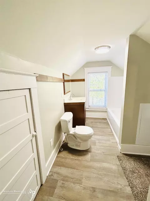 Bath - 304 S State, Davison, MI 48423 photo 3 of 5