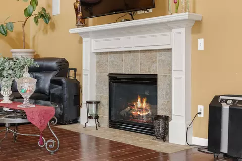 Living - 20084 Newcastle, Macomb, MI 48044 photo 2 of 2