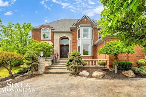 1289 Creek Pointe, Rochester, MI 48307