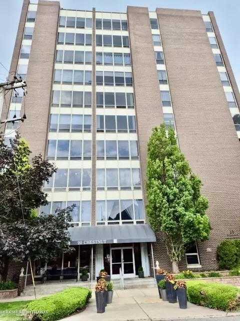 20 Chestnut, Wyandotte, MI 48192