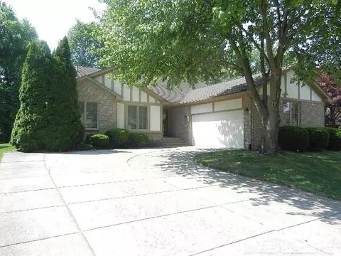 6704 Redford, Troy, MI 48085