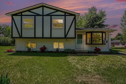 2424 E Shaffer, Midland, MI 48642