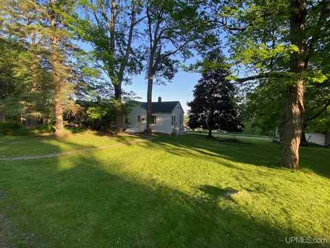 943 E H, Iron Mountain, MI 49801