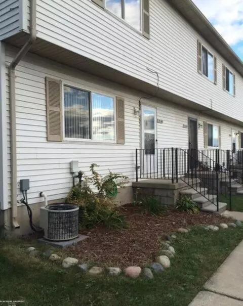 28165 Raleigh Cres, Chesterfield, MI 48051