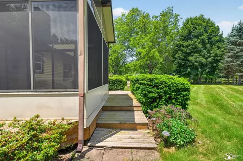 Exterior - 8008 Fox Run, Temperance, MI 48182 photo 6 of 9