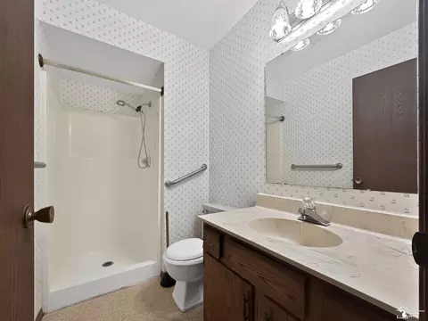 Bath - 8008 Fox Run, Temperance, MI 48182 photo 2 of 3