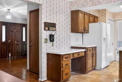 Kitchen - 8008 Fox Run, Temperance, MI 48182 photo 3 of 6