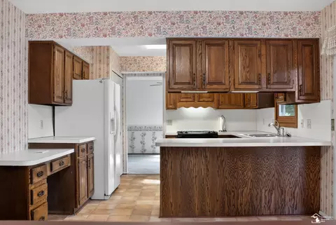 Kitchen - 8008 Fox Run, Temperance, MI 48182 photo 2 of 6