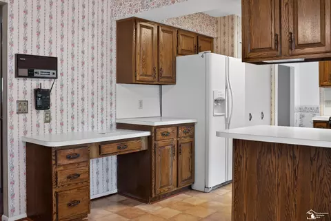 Kitchen - 8008 Fox Run, Temperance, MI 48182 photo 5 of 6