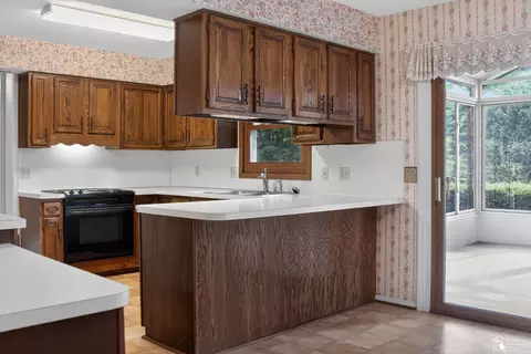 Kitchen - 8008 Fox Run, Temperance, MI 48182 photo 4 of 6