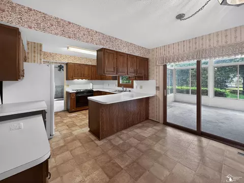 Kitchen - 8008 Fox Run, Temperance, MI 48182 photo 6 of 6