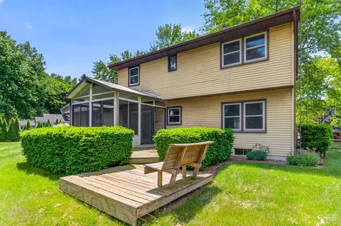 Exterior - 8008 Fox Run, Temperance, MI 48182 photo 4 of 9
