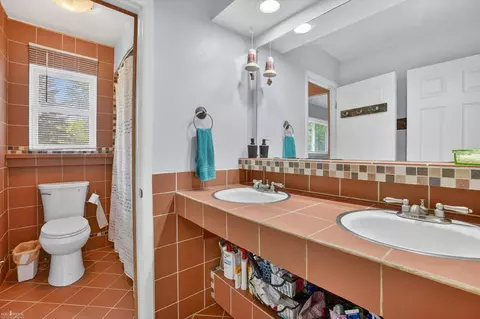 Bath - 313 Dutch Ml, Flushing, MI 48433 photo 1 of 3