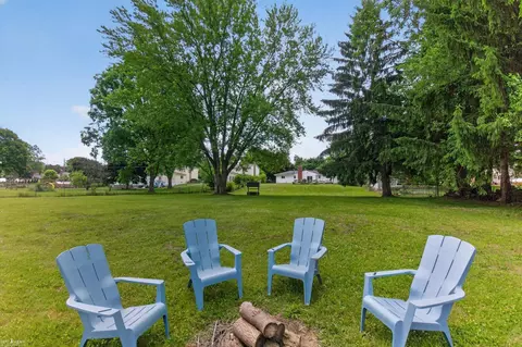 Exterior - 313 Dutch Ml, Flushing, MI 48433 photo 4 of 9