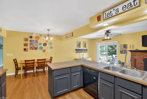 Kitchen - 313 Dutch Ml, Flushing, MI 48433 photo 4 of 5