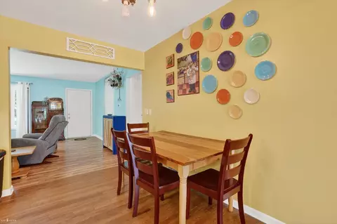 Dining - 313 Dutch Ml, Flushing, MI 48433 photo 2 of 2