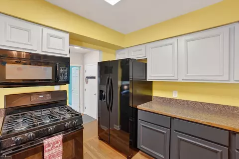Kitchen - 313 Dutch Ml, Flushing, MI 48433 photo 3 of 5