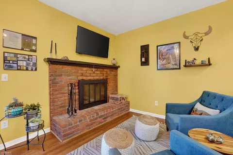 Living - 313 Dutch Ml, Flushing, MI 48433 photo 1 of 3