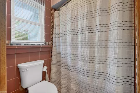 Bath - 313 Dutch Ml, Flushing, MI 48433 photo 2 of 3