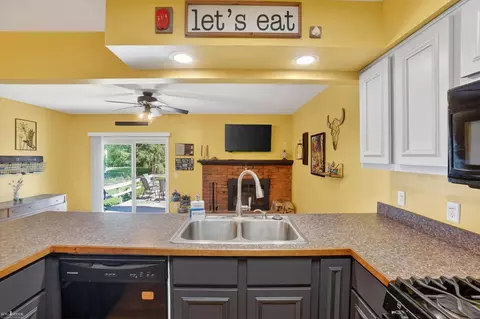Kitchen - 313 Dutch Ml, Flushing, MI 48433 photo 2 of 5