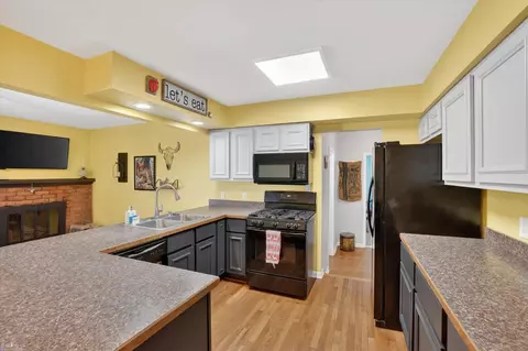 Kitchen - 313 Dutch Ml, Flushing, MI 48433 photo 1 of 5