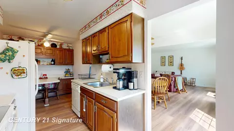 Kitchen - 5317 Vineyard, Flushing, MI 48433 photo 2 of 3