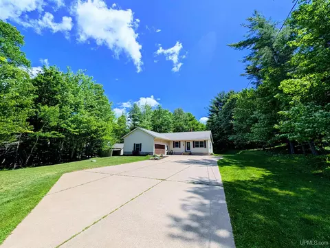 755 S Vandenboom, Marquette, MI 49855
