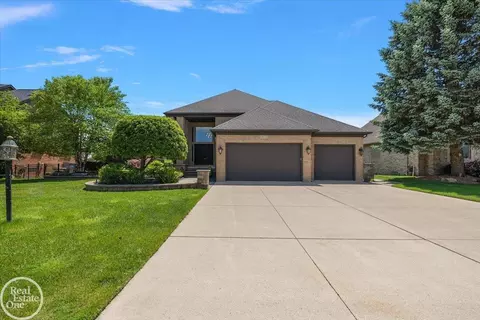 49572 Compass Pt, New Baltimore, MI 48047